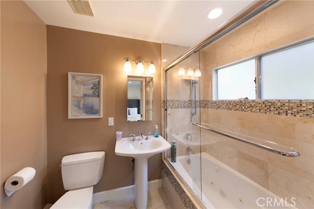 Detail Gallery Image 14 of 29 For 1040 La Mirada St, Laguna Beach,  CA 92651 - 3 Beds | 3 Baths