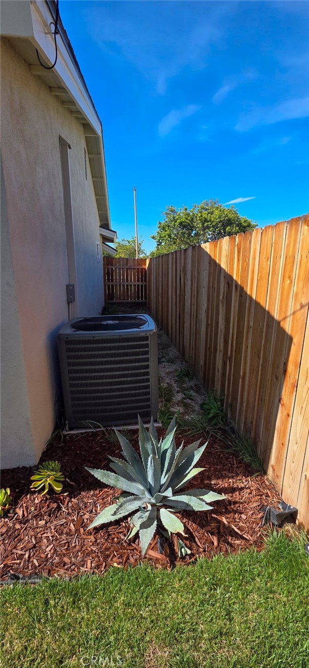 1502 W Hemlock Way, Santa Ana CA: https://media.crmls.org/medias/eecef323-1c3c-4d2e-a21d-5a8a1d3c45df.jpg