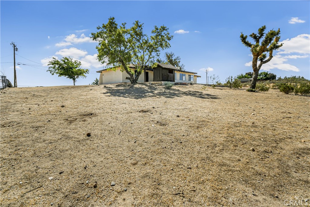 https://media.crmls.org/medias/eecefe24-0d9e-4f5a-9d7f-ecf16edf0404.jpg?preset=X-Large