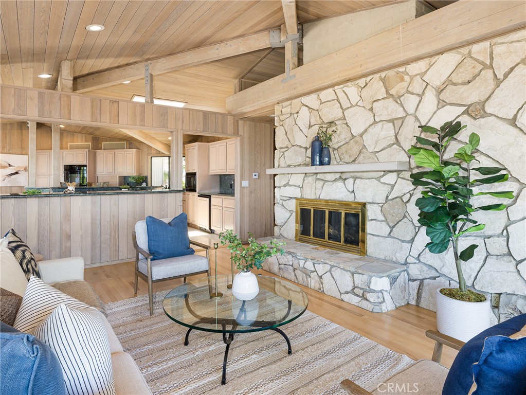 https://media.crmls.org/medias/eed27874-5fed-4209-bbe0-937b288911b9.jpg?preset=X-Large