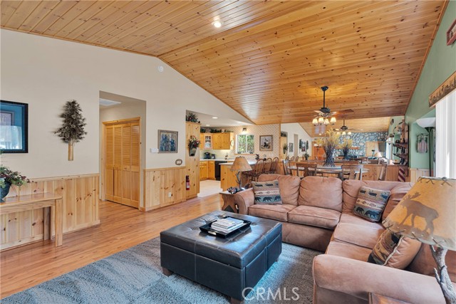 Detail Gallery Image 6 of 31 For 128 Crater Lake Rd, Big Bear Lake,  CA 92315 - 3 Beds | 2 Baths