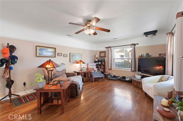 221 College Avenue, Coalinga CA: https://media.crmls.org/medias/eed77577-dacf-4c14-bcba-fb244dd3d6e5.jpg