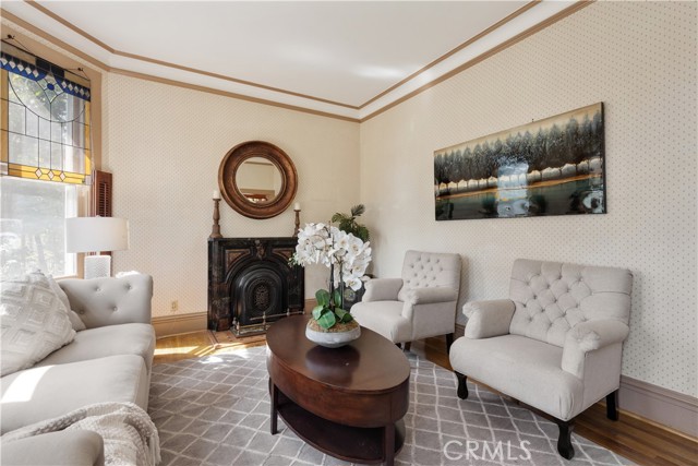 211 E Virginia Avenue, Glendora CA: https://media.crmls.org/medias/eed7cc3e-6f92-4438-b8a8-ff26c24b259a.jpg