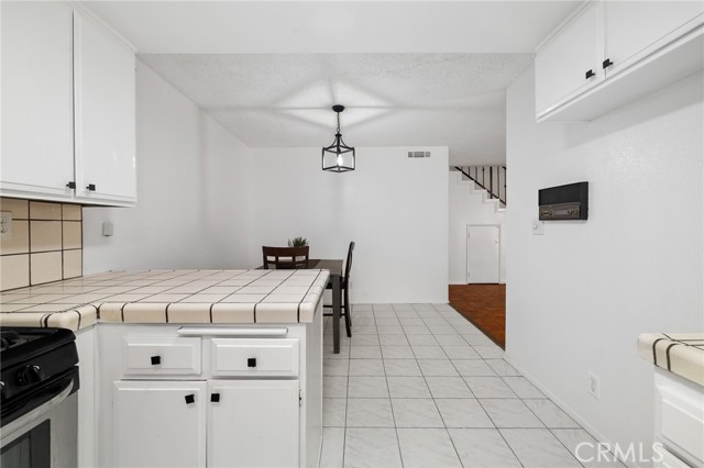 Detail Gallery Image 8 of 42 For 13534 Cordary Ave #14,  Hawthorne,  CA 90250 - 3 Beds | 3 Baths