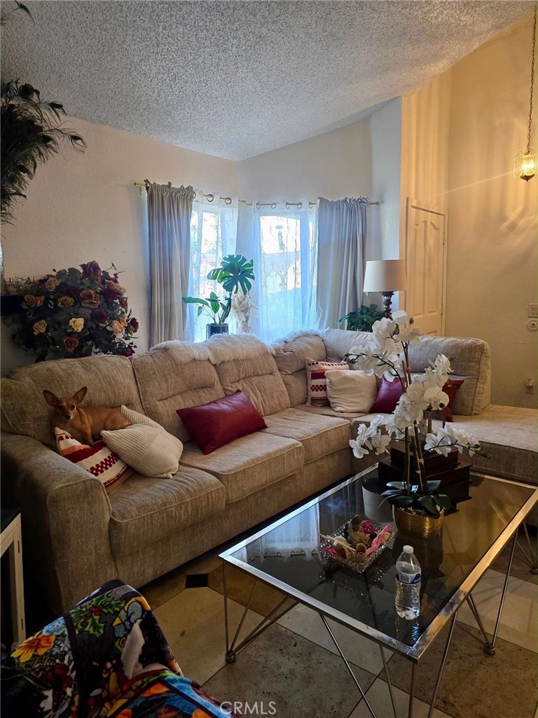 https://media.crmls.org/medias/eed91c1f-3421-47e2-adf4-c4896e30ae16.jpg?preset=X-Large