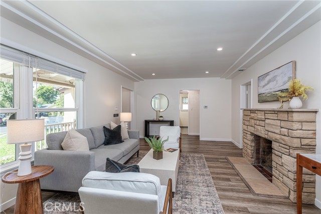 2219 W Clark Avenue, Burbank CA: https://media.crmls.org/medias/eedbd4bc-e39b-4916-9769-6b3f1915baa9.jpg