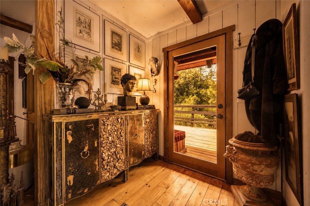 https://media.crmls.org/medias/eedde4d1-b733-442b-a81b-426da61eff5c.jpg?preset=X-Large