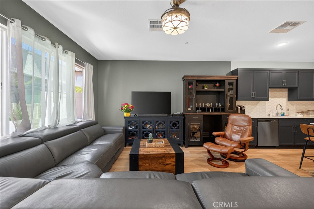 https://media.crmls.org/medias/eee07d07-31eb-4fd1-b4c0-ad78ce786979.jpg?preset=X-Large