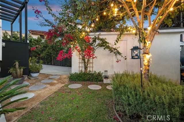 2329 Vineyard Avenue, Los Angeles CA: https://media.crmls.org/medias/eee1b9b2-eb59-496f-baee-da73b90d6ca5.jpg