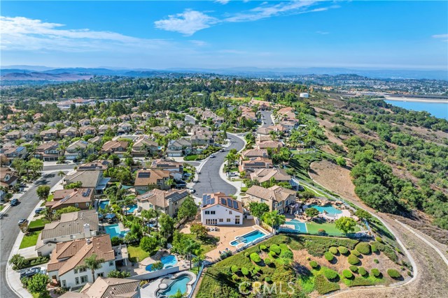 2 Via Bandada, Rancho Santa Margarita CA: https://media.crmls.org/medias/eee1ebf4-2ef0-4285-8786-07c807d21b70.jpg