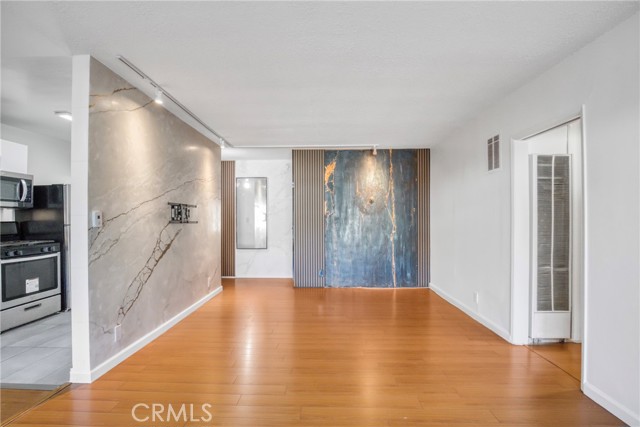 Detail Gallery Image 4 of 17 For 6643 De Longpre #5,  Los Angeles,  CA 90028 - 2 Beds | 2 Baths