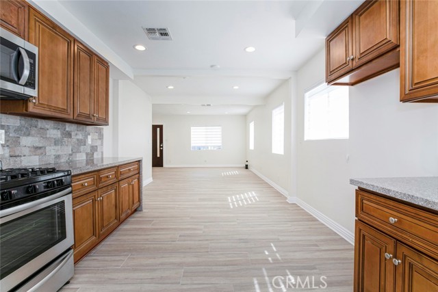 10955 Burnet Avenue, Mission Hills (San Fernando) CA: https://media.crmls.org/medias/eee2cfde-c231-4595-bc91-8a2be3fffc95.jpg