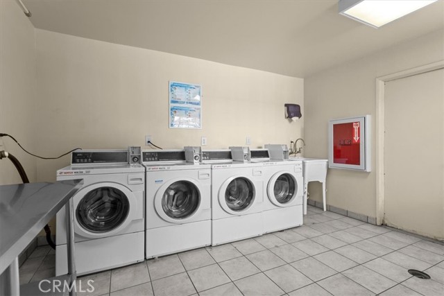 5403 Newcastle Avenue, Encino CA: https://media.crmls.org/medias/eee437f5-7215-49c4-98bf-fd4490c7e3fc.jpg