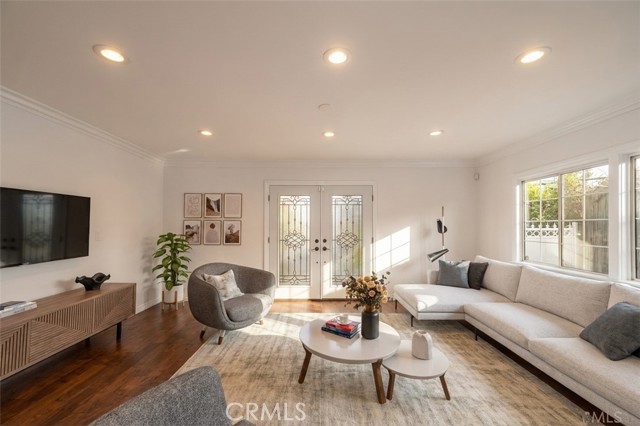 Detail Gallery Image 3 of 33 For 22020 Buena Ventura, Woodland Hills,  CA 91364 - 3 Beds | 2 Baths