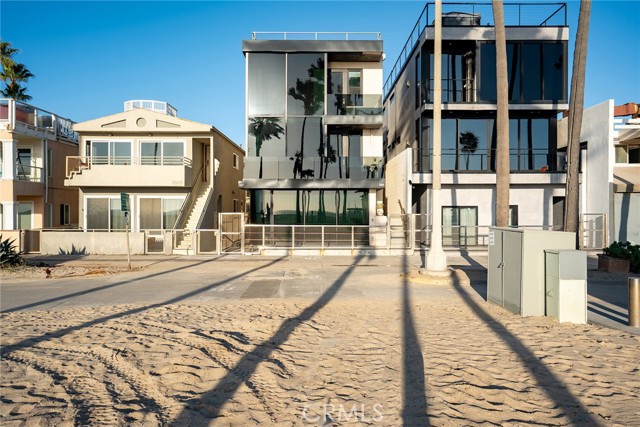 Detail Gallery Image 2 of 22 For 3009 Ocean Front Walk, Venice,  CA 90291 - 3 Beds | 2 Baths