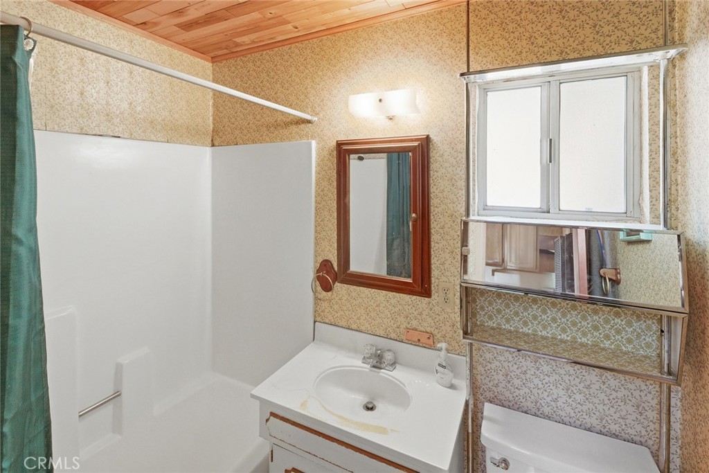 https://media.crmls.org/medias/eee7d505-b0bc-4162-8e48-8f1032a78af6.jpg?preset=X-Large