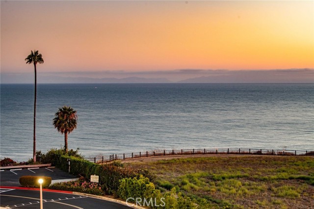 Catalina offers a breathtaking view on the horizon and the Terranea oceanfront path that starts at the Bay Club is just the way to enjoy the coastline view.