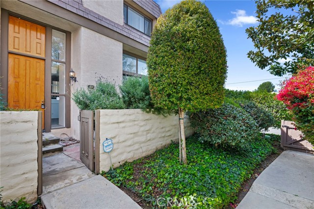 9000 Vanalden Avenue, Northridge CA: https://media.crmls.org/medias/eeeb0fd7-eb32-4853-8de4-5c6f7ccf3941.jpg