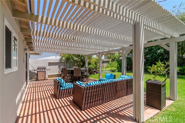 8042 Driftwood Drive, Huntington Beach CA: https://media.crmls.org/medias/eeecadb1-9725-4740-a833-5a88f06bffd0.jpg