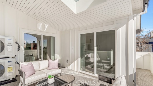 1823 Westholme Ave, Los Angeles CA: https://media.crmls.org/medias/eef05203-09b3-4f10-9556-01bdb8d3a2d0.jpg