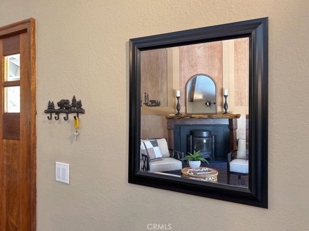 https://media.crmls.org/medias/eef10153-38e5-4f3f-970a-b7fb7ca1980f.jpg?preset=X-Large