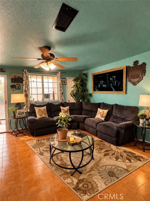 6317 Indio Avenue, Yucca Valley CA: https://media.crmls.org/medias/eef20ac2-3590-4955-ac02-4ddeae25d4ac.jpg