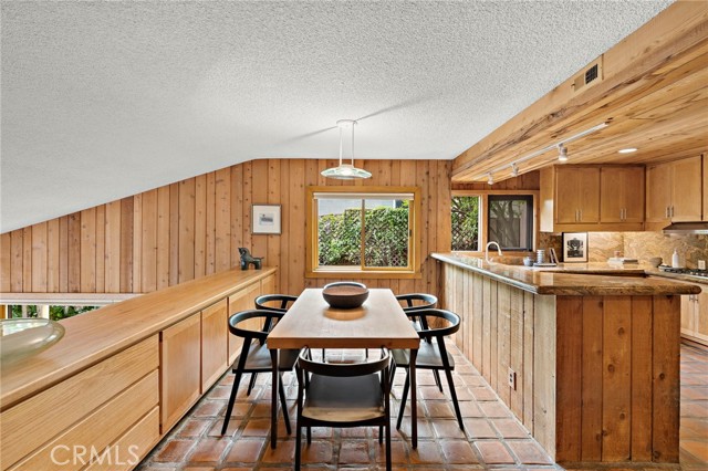 1304 Morningside Drive, Laguna Beach CA: https://media.crmls.org/medias/eef276ed-ea36-4d02-97af-efe487475a83.jpg