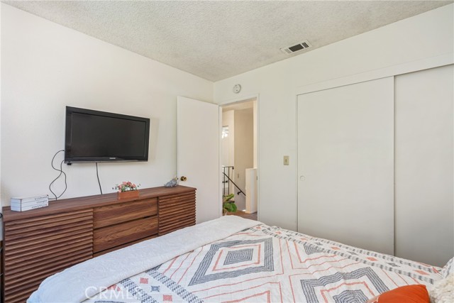 6858 John Dr, Jurupa Valley CA: https://media.crmls.org/medias/eef33679-96bf-4bab-834a-2e34320f5984.jpg