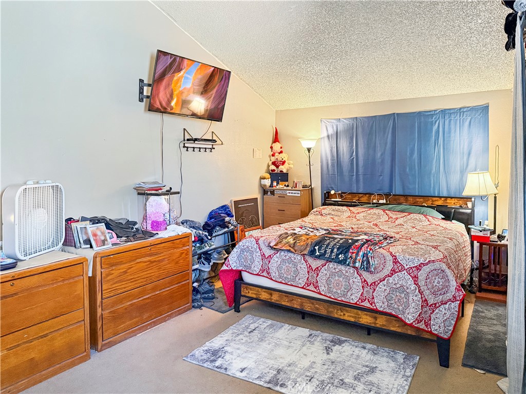 https://media.crmls.org/medias/eef49ccf-a7a5-4568-a6a5-e966656dbccd.jpg?preset=X-Large