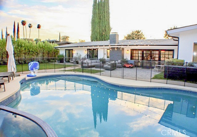 Detail Gallery Image 18 of 23 For 4820 Abbeyville Ave, Woodland Hills,  CA 91364 - 4 Beds | 4 Baths