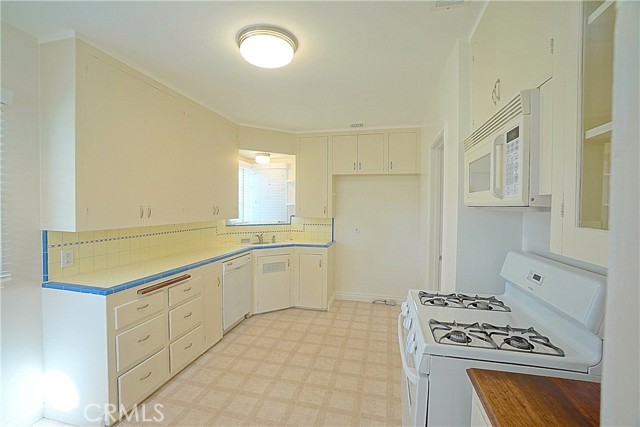 Detail Gallery Image 4 of 22 For 4285 Oakwood Pl, Riverside,  CA 92506 - 3 Beds | 1/1 Baths