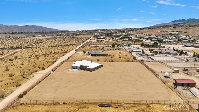 21777 Poppy Road, Apple Valley CA: https://media.crmls.org/medias/eefaebe5-b15c-42f1-a51f-d3f1a64ffe1e.jpg