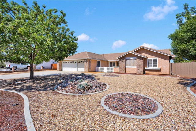 13950 High Falls Trail, Apple Valley CA: https://media.crmls.org/medias/eefb0a4e-9a47-4e7f-89f3-827276353d23.jpg