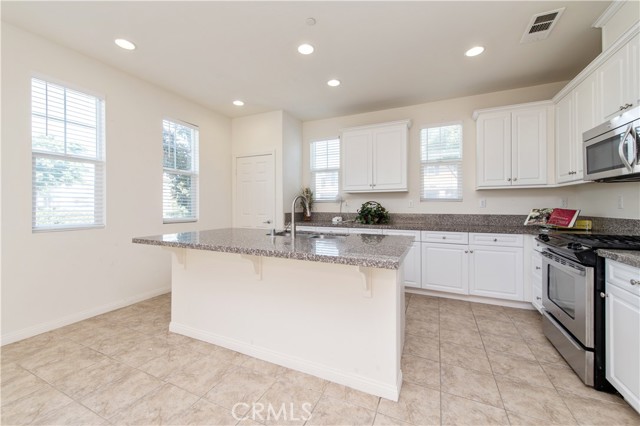 Detail Gallery Image 6 of 17 For 2850 E via Terrano, Ontario,  CA 91764 - 4 Beds | 2/1 Baths