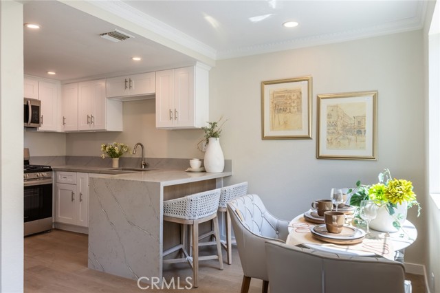Detail Gallery Image 10 of 33 For 2349 Mira Vista Ave #C,  Montrose,  CA 91020 - 2 Beds | 2/1 Baths