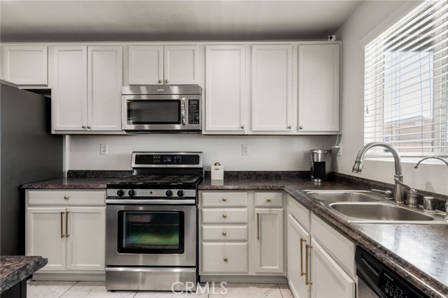 Detail Gallery Image 10 of 24 For 3360 James Ct, Lancaster,  CA 93535 - 4 Beds | 2 Baths