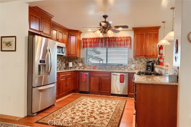 7501 7503 Yosemite Park Way, Yosemite CA: https://media.crmls.org/medias/eeff4e46-8cc3-4274-8e8e-5b72a918820c.jpg