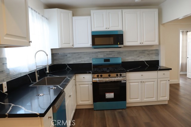 Detail Gallery Image 4 of 75 For 1917 W 74th, Los Angeles,  CA 90047 - 4 Beds | 3 Baths