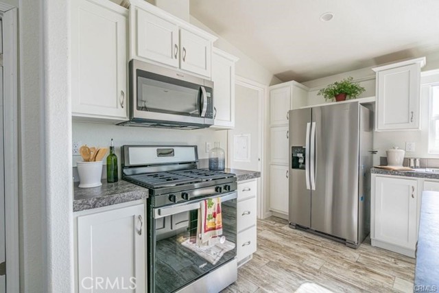 Detail Gallery Image 3 of 23 For 250 San Carlos Dr, Hemet,  CA 92543 - 3 Beds | 2 Baths