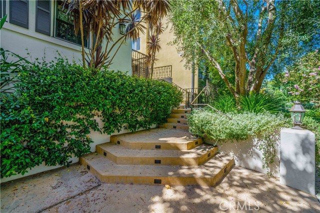 Detail Gallery Image 3 of 40 For 14100 Dickens St #4,  Sherman Oaks,  CA 91423 - 2 Beds | 2/1 Baths