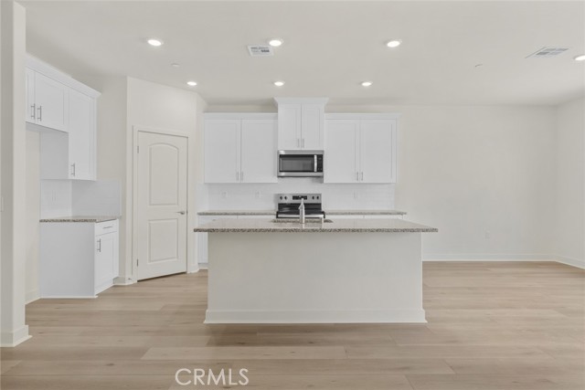 Detail Gallery Image 3 of 7 For 14791 Indigo, Apple Valley,  CA 92307 - 4 Beds | 2 Baths