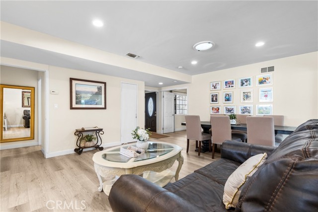 Detail Gallery Image 17 of 59 For 9559 9561 Natick Ave, North Hills,  CA 91343 - 5 Beds | 4 Baths