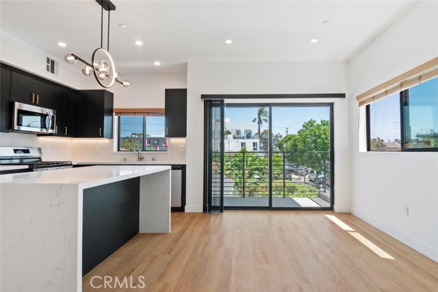 2633 S Cochran Avenue, Los Angeles CA: https://media.crmls.org/medias/ef077645-5fc2-4649-8d24-59bdeeeb18da.jpg