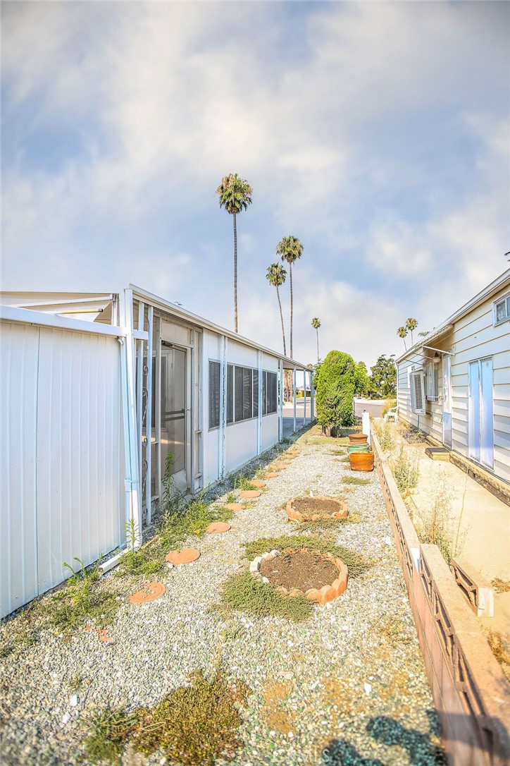 https://media.crmls.org/medias/ef0829da-e465-4f33-9d4d-49e9c296ac80.jpg?preset=X-Large