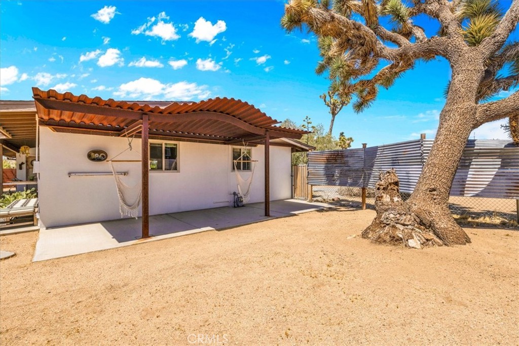 https://media.crmls.org/medias/ef0b6000-5217-49da-8848-2506590a28a5.jpg?preset=X-Large