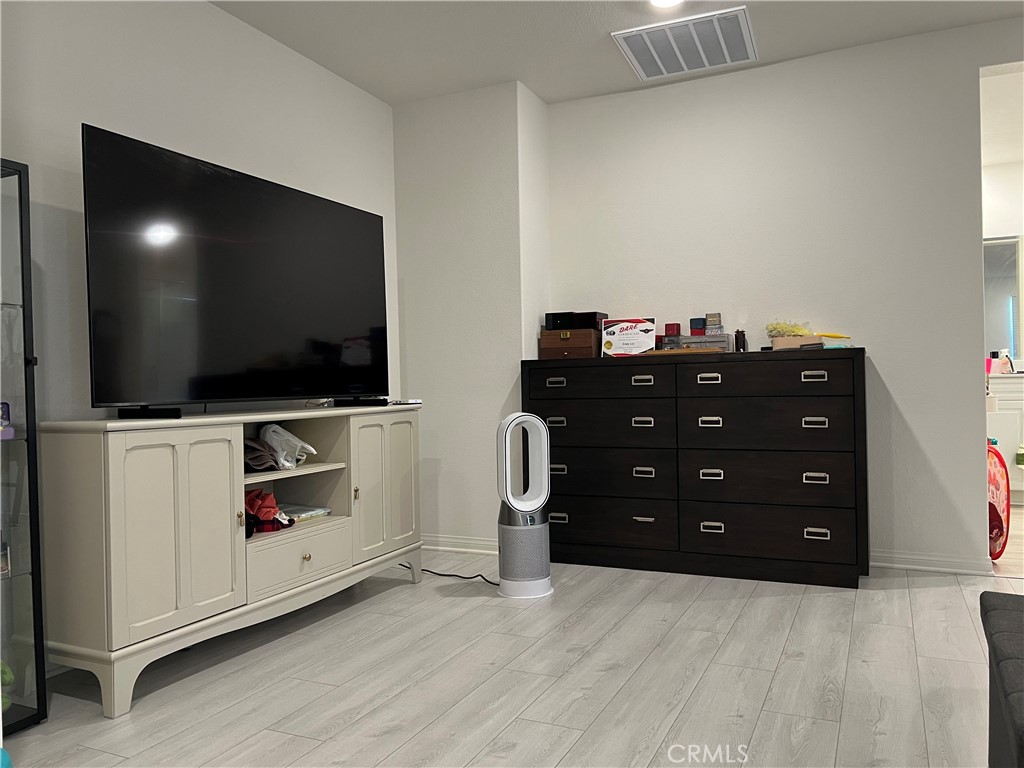 https://media.crmls.org/medias/ef0c8ef7-6e8c-4f6d-b981-b1fae52199b3.jpg?preset=X-Large