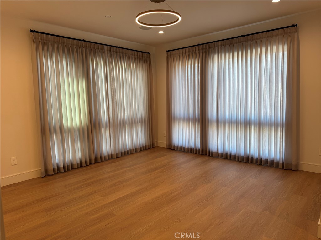 https://media.crmls.org/medias/ef0dcc69-1abb-43c5-b1b0-55f5520a1cda.jpg?preset=X-Large