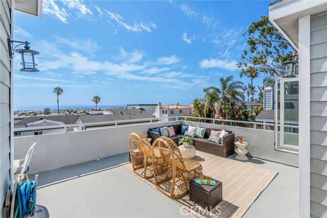 927 6th Street, Hermosa Beach CA: https://media.crmls.org/medias/ef0eec14-ae0d-4cc2-b299-24b801a122fd.jpg