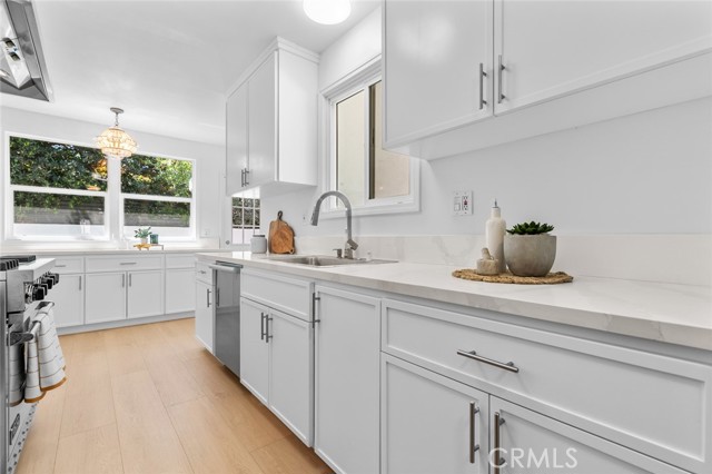 Detail Gallery Image 3 of 68 For 6454 Baird Ave, Reseda,  CA 91335 - 4 Beds | 2/1 Baths