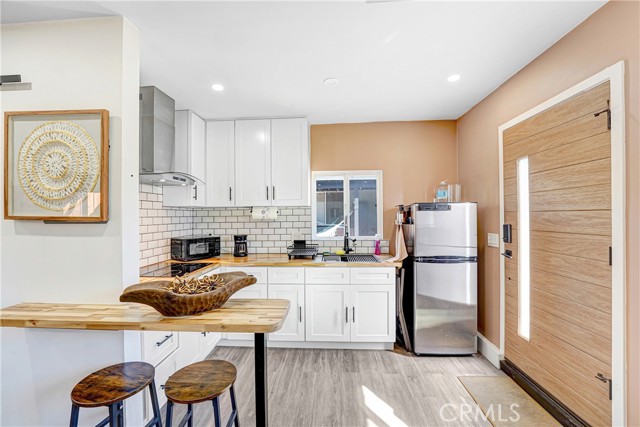 Detail Gallery Image 2 of 10 For 14828 Saticoy #B,  Van Nuys,  CA 91405 - 1 Beds | 1 Baths